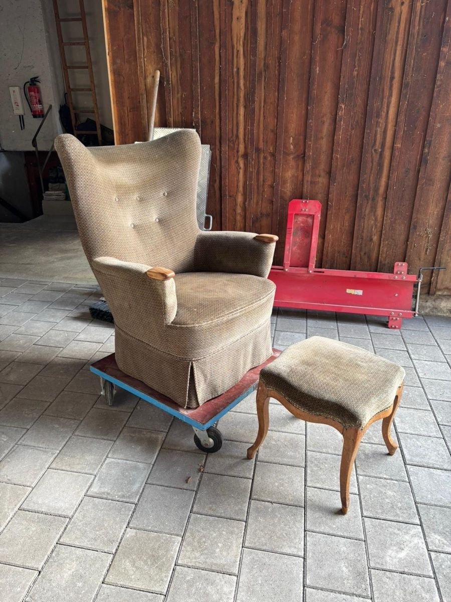 Sessel: Bequemer Sessel mit Hocker – Gebraucht aus Oberweningen von Zabrina