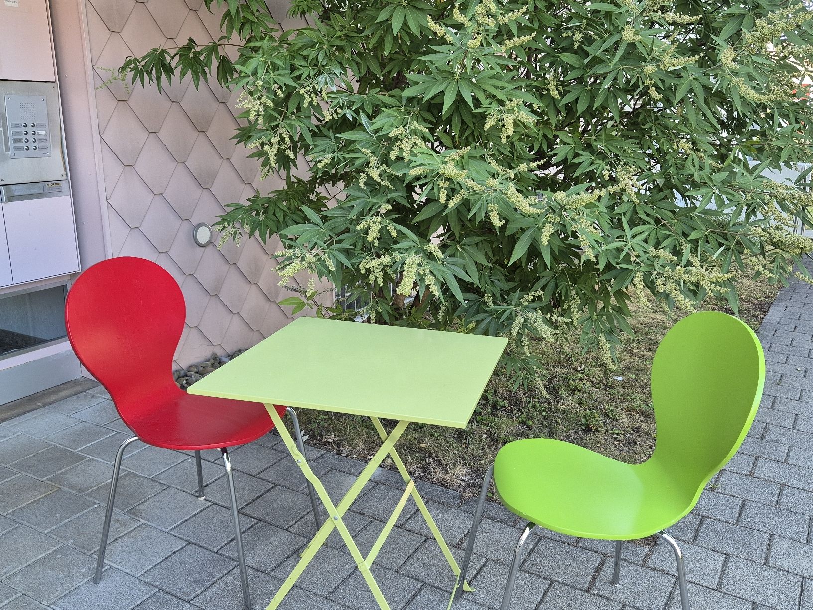 Set di tavolo e panche: Garten/Balkon Tisch mit 2 Stühlen – Usato da Effretikon venduto da fridolina01