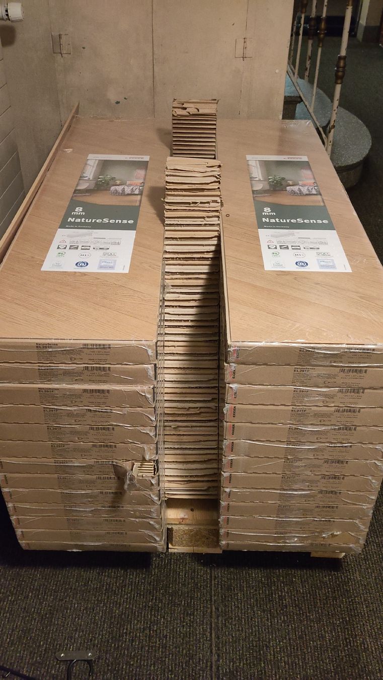 Rivestimenti per pavimenti: EGGER Laminat Skanderborg Eiche honig Kingsize NatureSense – Nuovo e nell'imballaggio originale da St. Gallen venduto da SaleAway 1