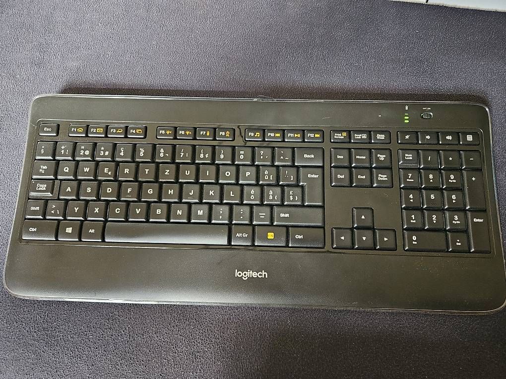 Logitech Tastaturen: LOGITECH Wireless Tastatur Beleuchtet  K800 – Gebraucht aus Winterthur von diiimiiitriii