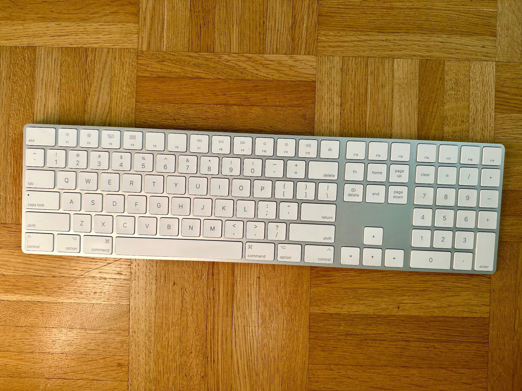 Apple Claviers: Apple Magic Keyboard with Numeric Keypad – D'occasion à Echandens par martinre