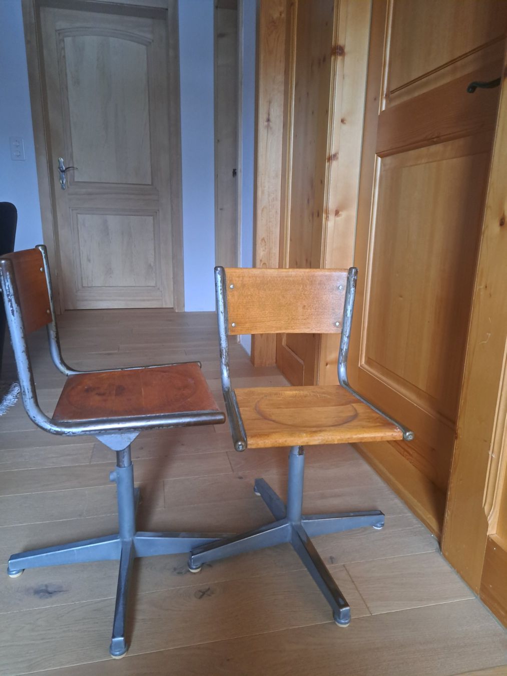 Sedie: Chaises ecoliers – Usato da Charmey (Gruyère) venduto da pat_72h9 1