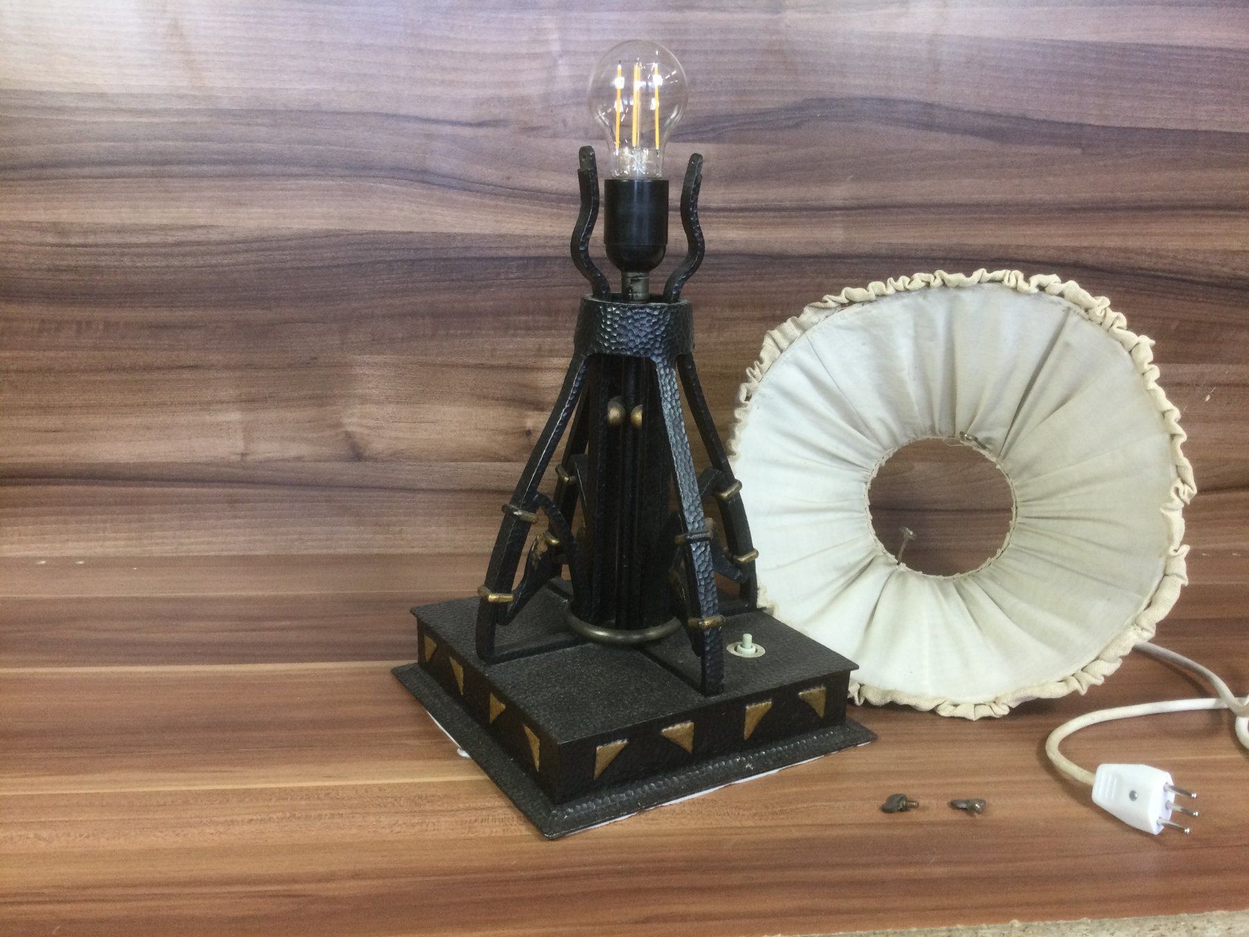 Lampade: Gebrauchte Jugendstil Tischlampe Eisen geschmiedet – Usato da Wangen SZ venduto da kuriosum12 6