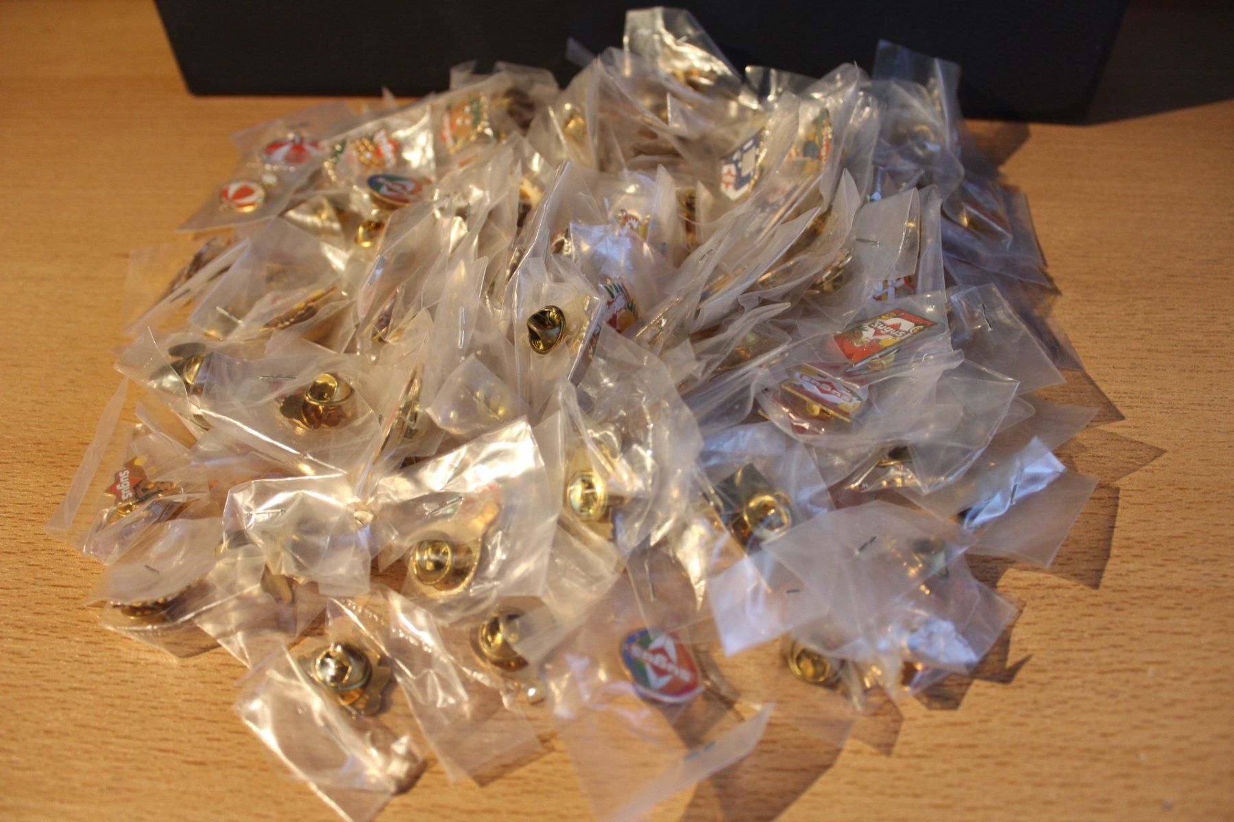 Sugus Placchette & Badge: 11x10 Stk. Sugus Pins, – Nuovo (secondo la descrizione) da Heimenschwand venduto da Aschi48 1