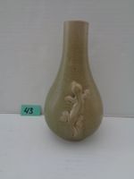 Grüne Celadon Keramik - Vase mit Salamander-Relief