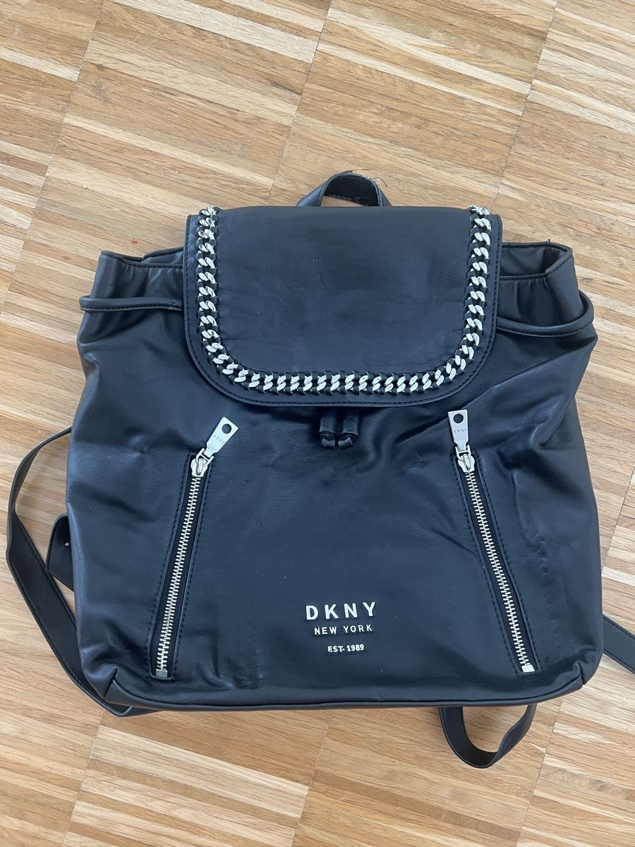 DKNY Rucksäcke: DKNY Backpack Black Chain Detail – Gebraucht aus Aarau von eli_bq7m