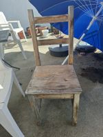 IKEA Holzstuhl mit deutlichen Gebrauchsspuren 