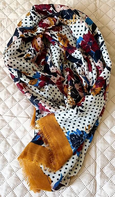 Foulard & Sciarpe: Camaieu Herbstschal mit Blumenmuster – Usato da Ehrendingen venduto da ErikaKrisztina