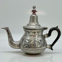 Théière touareg marocaine ancienne en étain gravée à la main