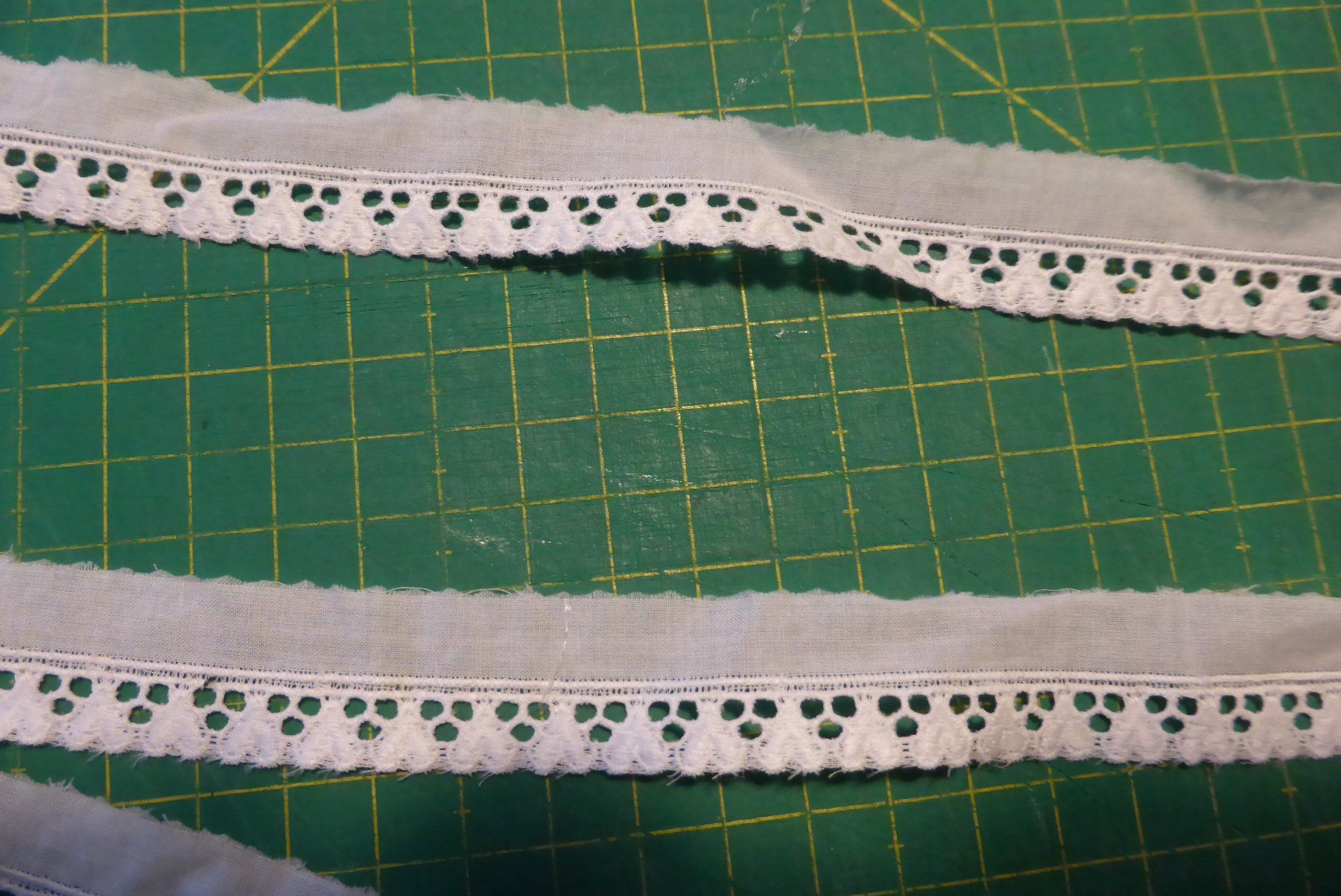 Stoffe: Alte St. Galler Spitzen weiss - 1 Meter – Neu (gemäss Beschreibung) aus Brunnadern von pinkfaden 2