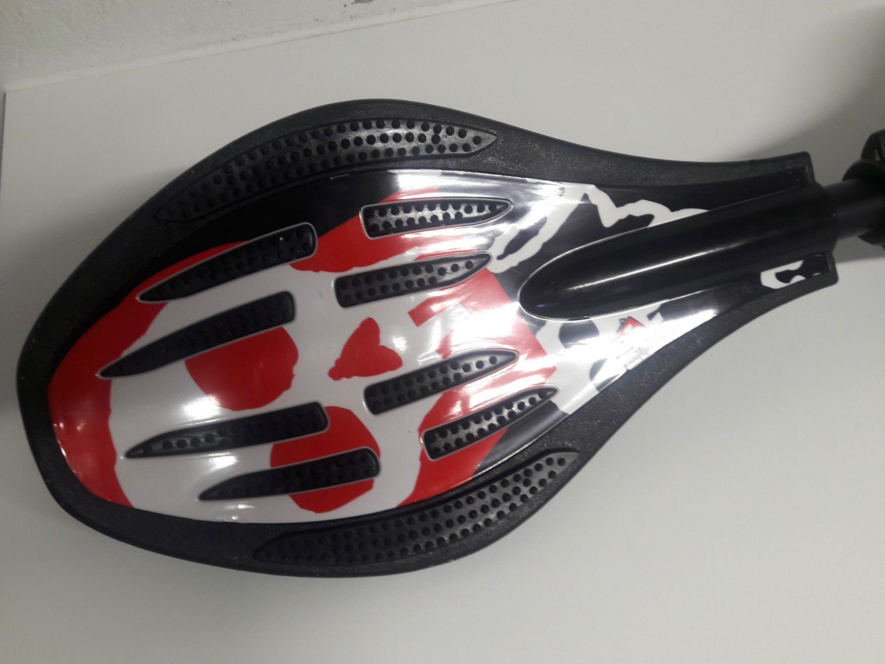 Skateboards: Waveboard rot schwarz weiss mit Sculls – Usato da Zürich venduto da Mukumukus 1