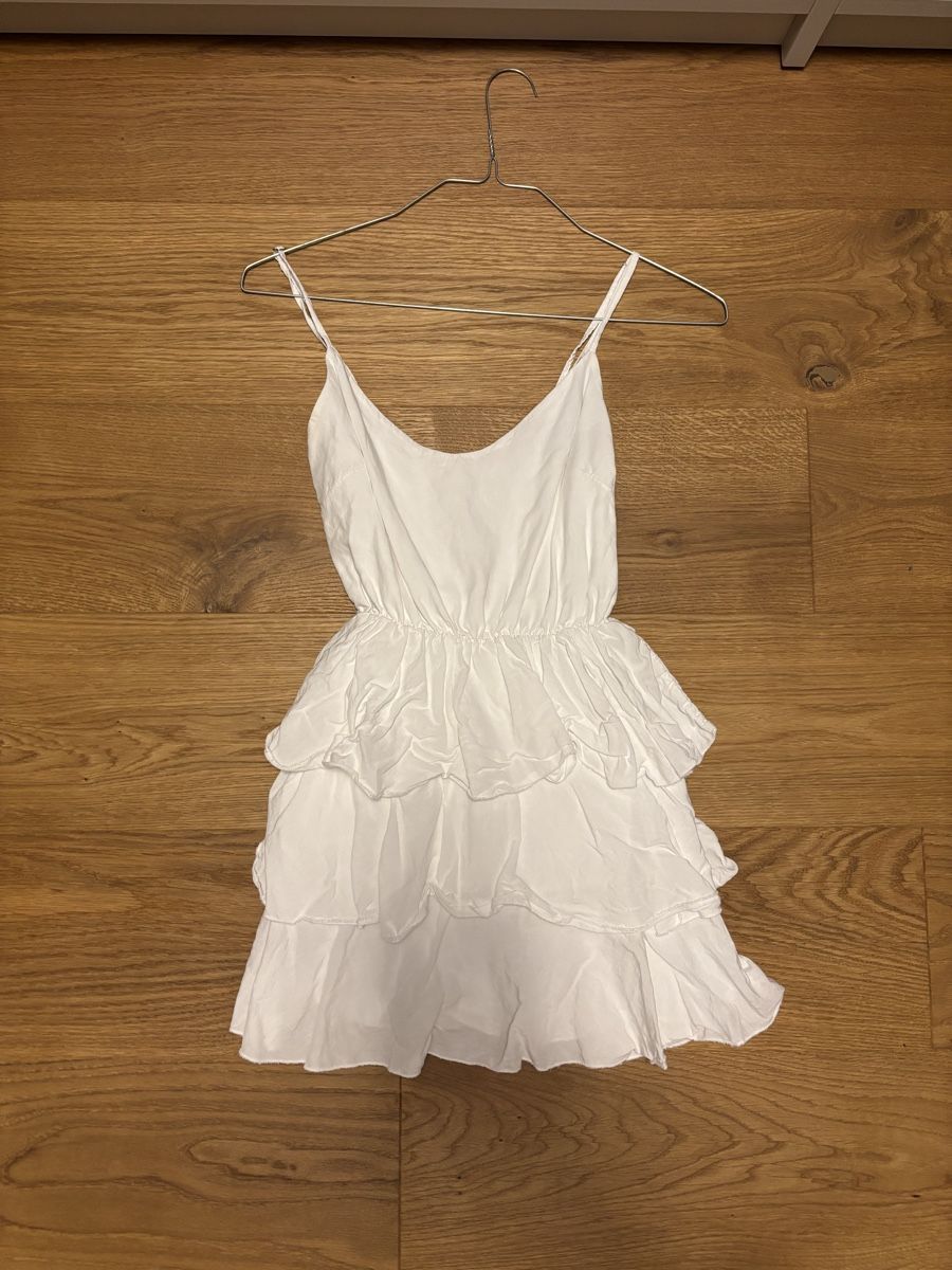 Robes: Weisses Rüschenkleid Subdued (M) – D'occasion à Männedorf par giu_wm6d