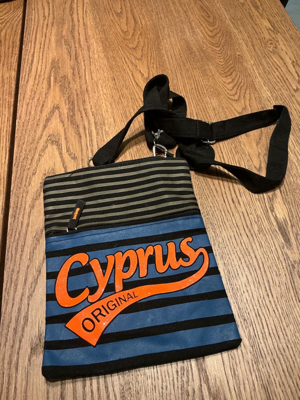 Borse da donna: Coole Umhängetasche Cyprus Original gestreift – Usato da Würenlos venduto da Chicca2004 1