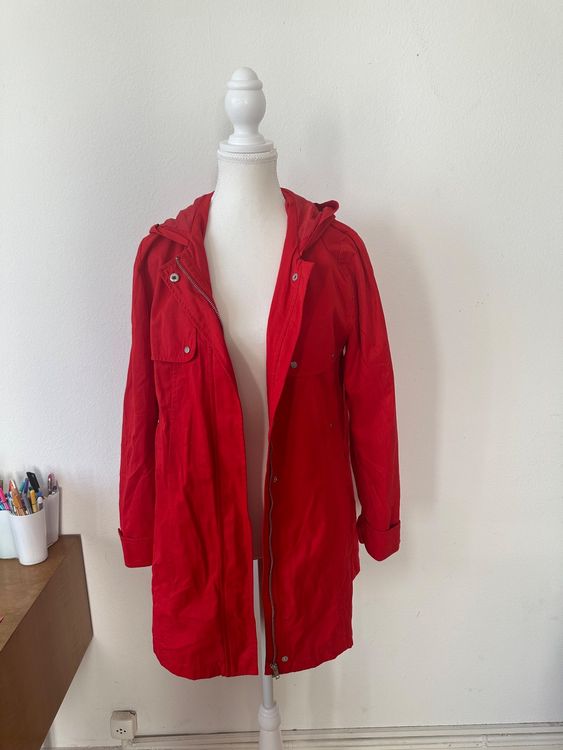 rote damenjacke mit kapuze