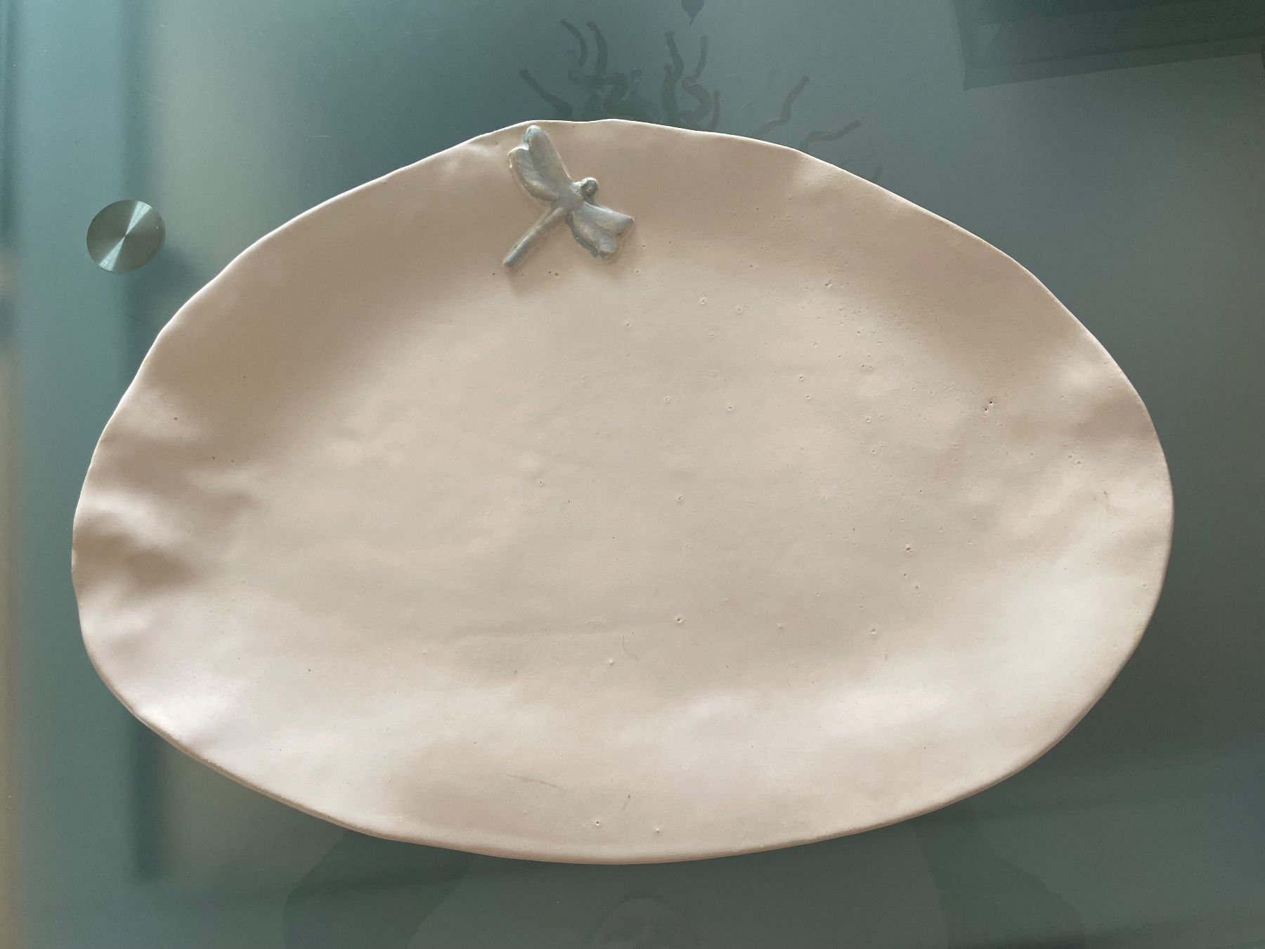 Piatti di portata: Keramikteller / Platte mit Libellen motiv weiss, oval – Usato da Sissach venduto da mol_mjg8