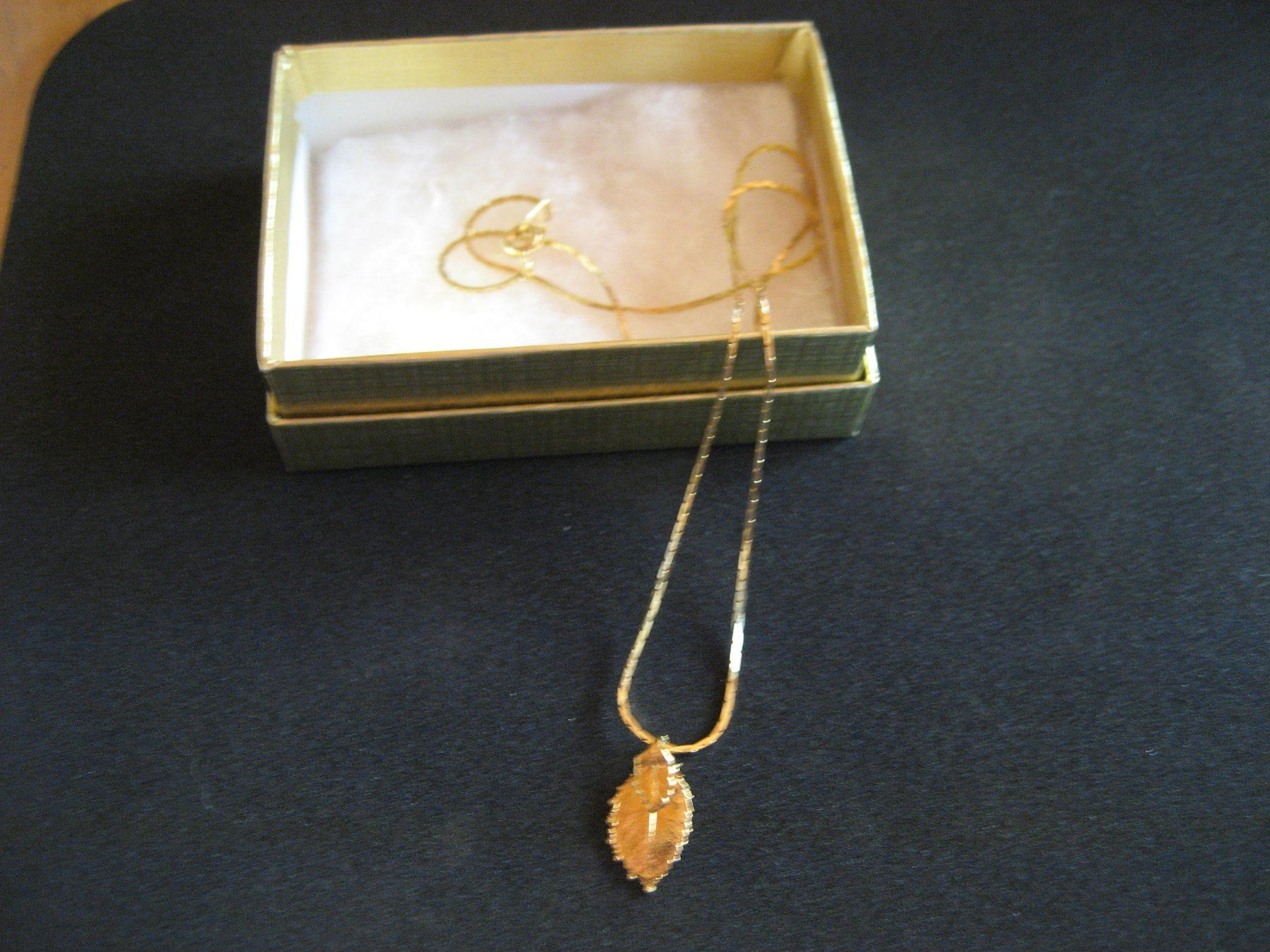 Catenine: Collier doré avec pendentif feuille de rosier, neuf – Nuovo (secondo la descrizione) da Delémont venduto da marryb 1