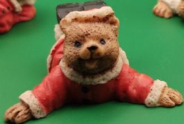 Weihnachtsfiguren 4 Teddybären im Samichlaus-Anzug