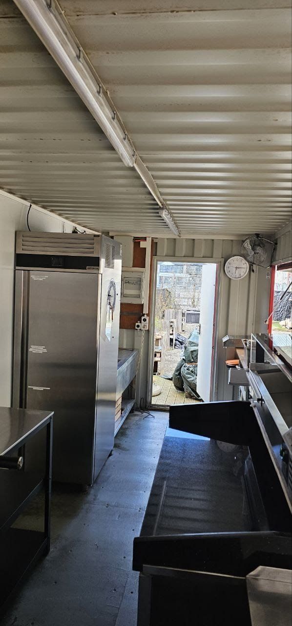 Komplettküchen: Pizza- oder Food - Container komplett mit Ofen und Küche – Gebraucht aus Zufikon von Bolle 2