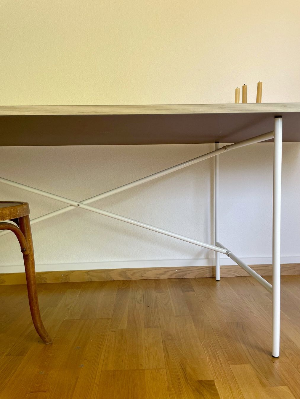 Bureaux: Tischplatte mit E2-Gestell von Faust Linoleum – D'occasion à Zürich par tif_7526 2