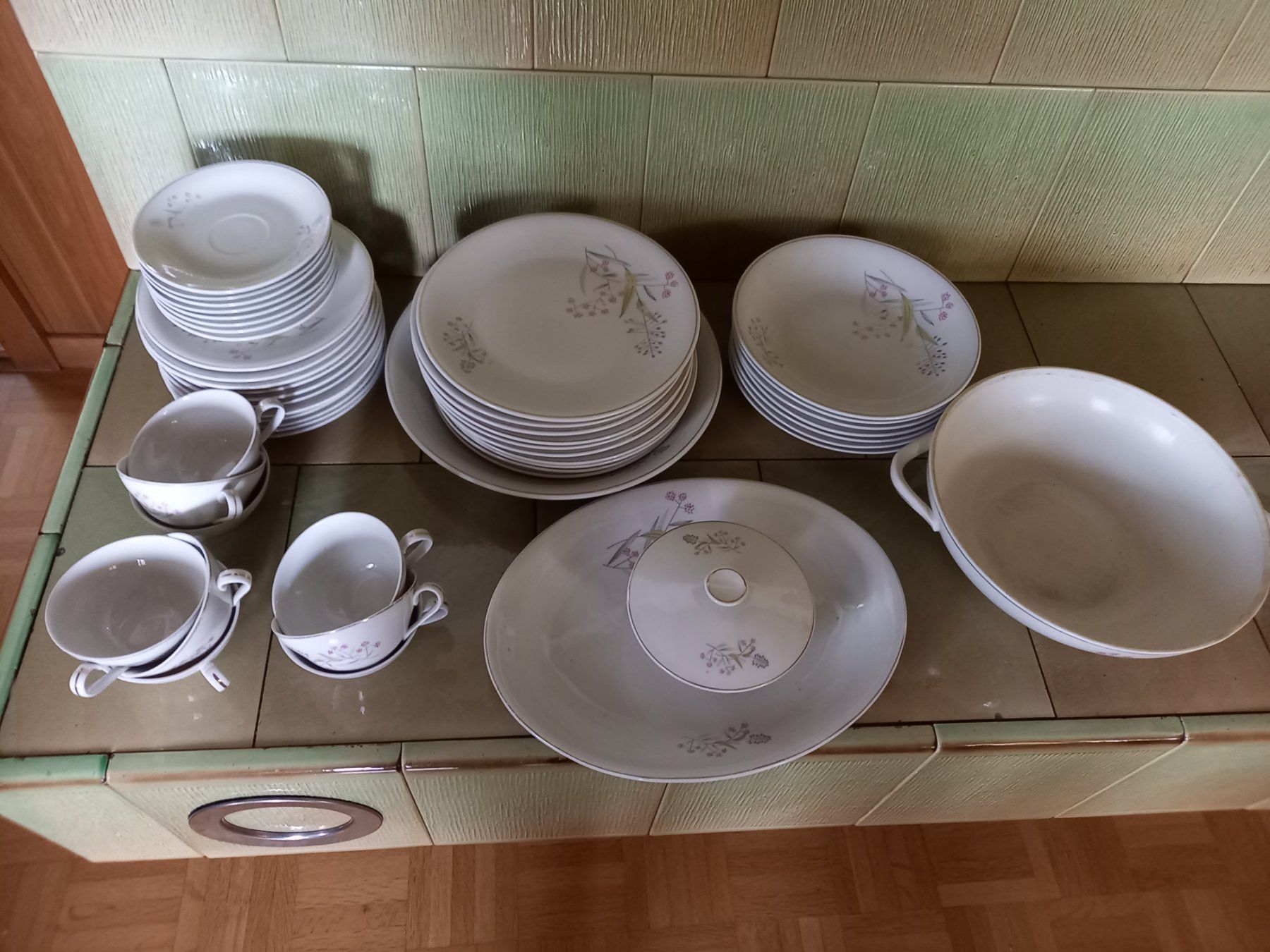 Geschirrsets: Essgeschirr Set mit Blumenmuster gebraucht – Gebraucht aus Schenkon von adano