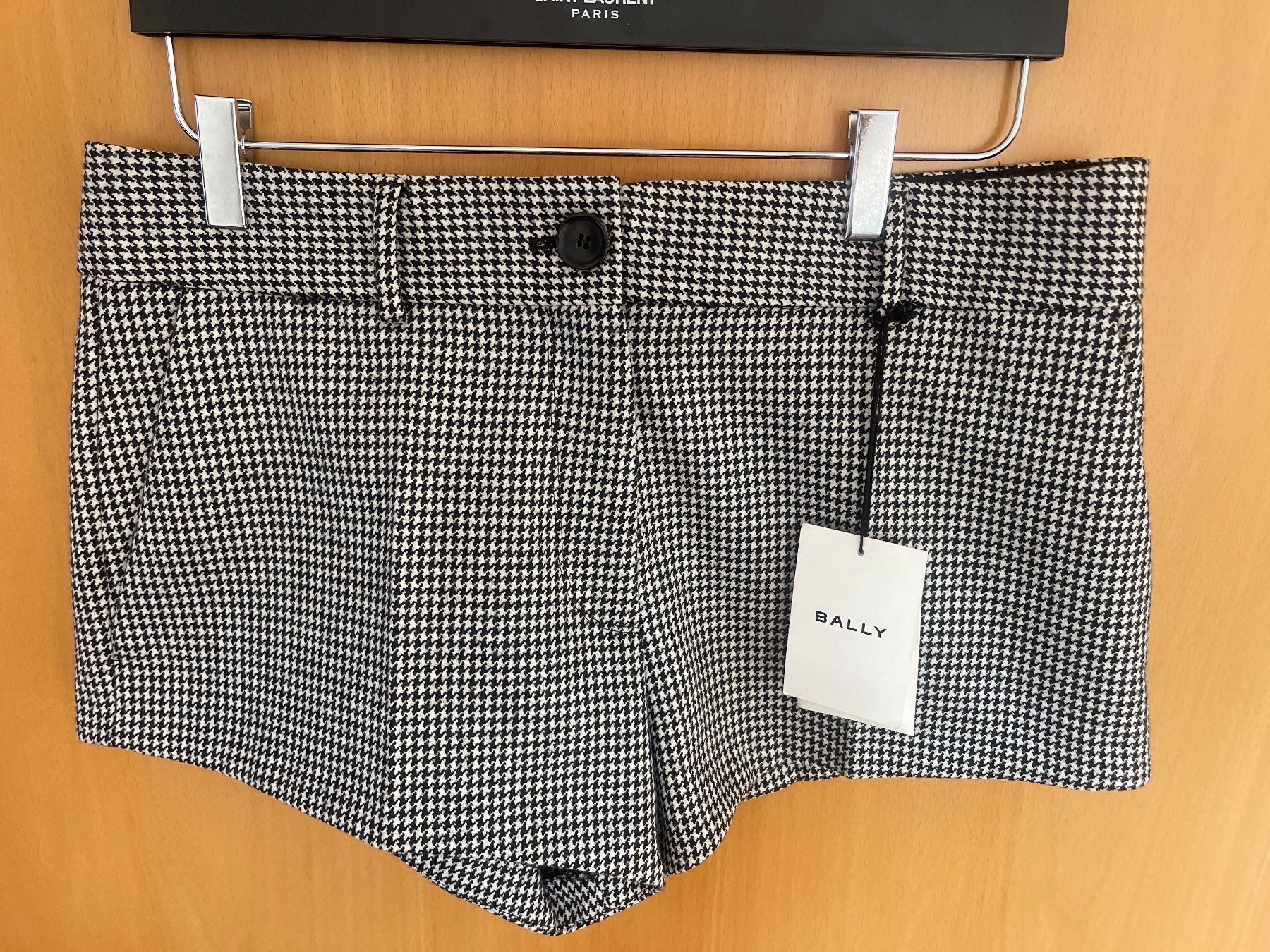 Bally Pantaloni: Bally shorts NEW – Nuovo (secondo la descrizione) da Agra venduto da Milena_L