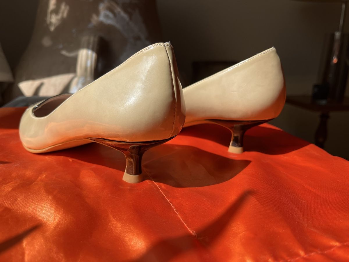 Scarpe da donna: % %  Pumps, Beige Lackleder, Gr. 38 . Neu – Nuovo e nell'imballaggio originale da Küsnacht ZH venduto da CatiaA 1