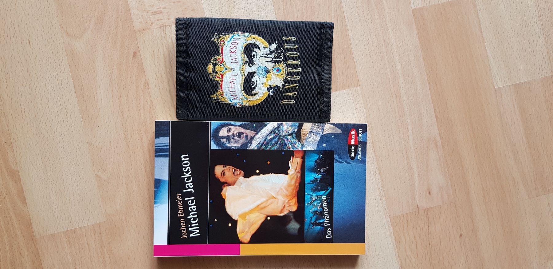 Portafogli: Michael Jackson Portemonnaie und Buch, Das Phänomen – Nuovo (secondo la descrizione) da Zürich venduto da Mani56