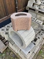 Dalles en béton gravilloné et blocs de béton de jardin