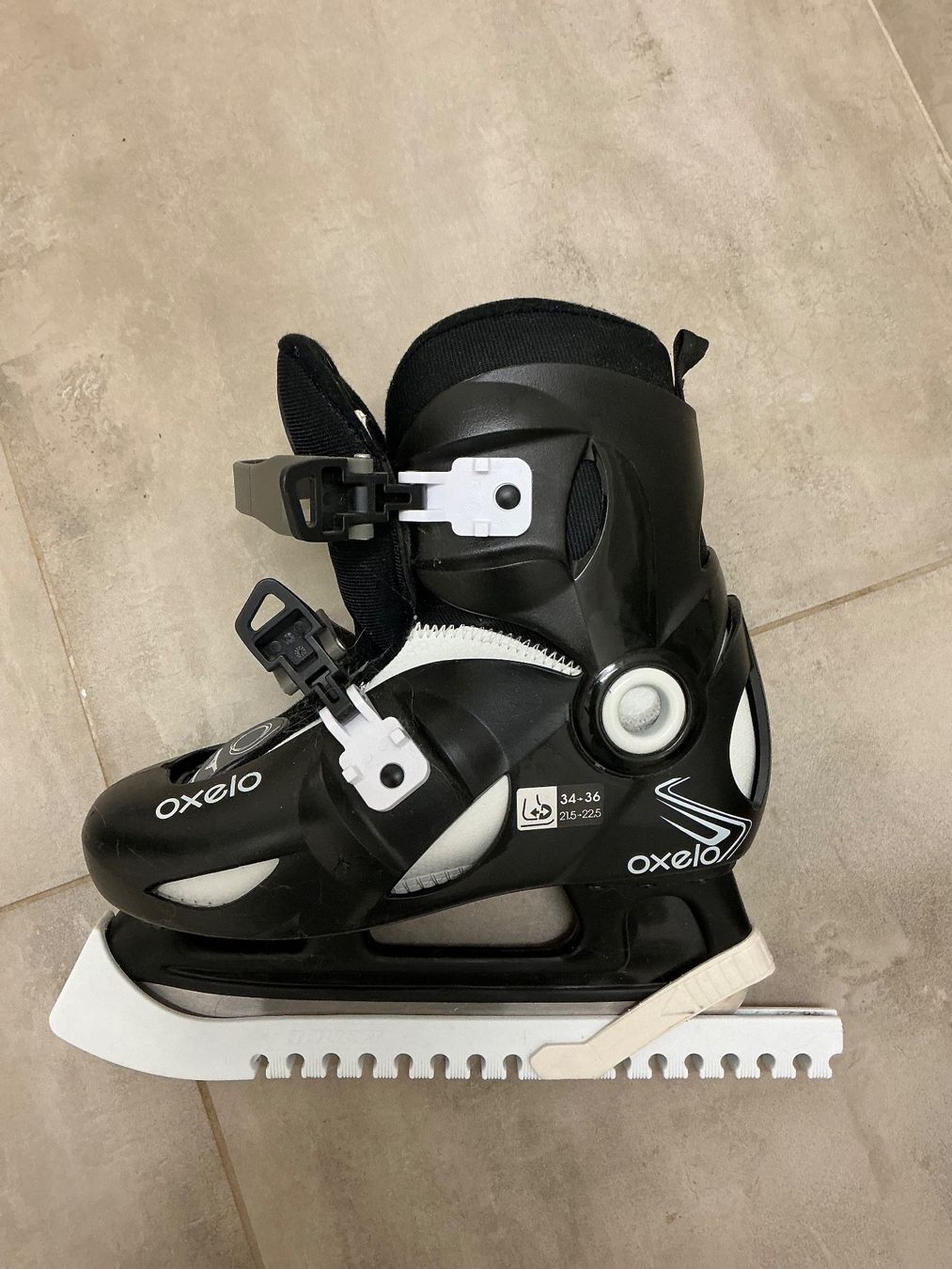 Decathlon Pattini da ghiaccio: Patins à glace OXELO évolutifs – Usato da Couvet venduto da xen_8fvc 1