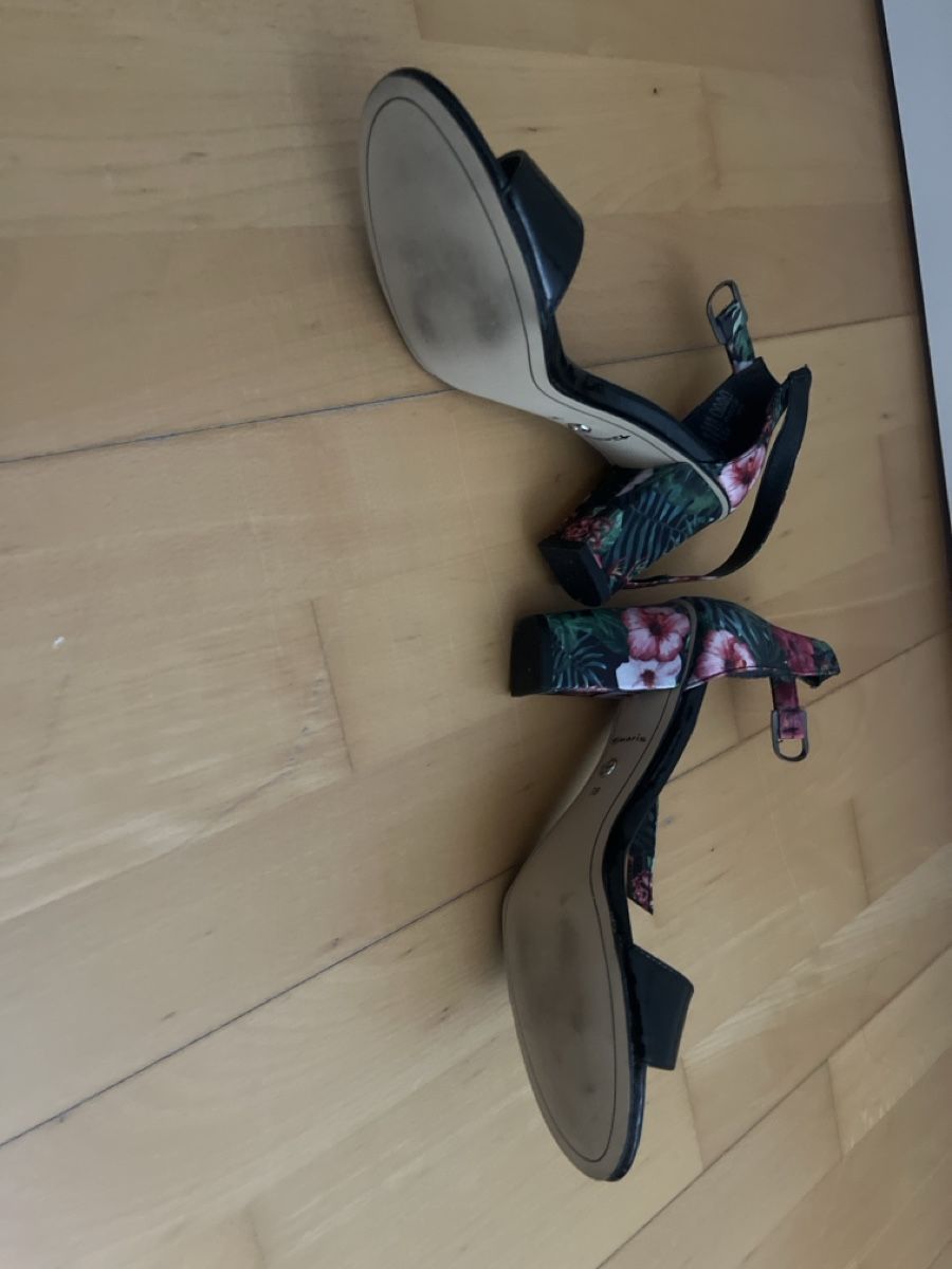 Tamaris Scarpe da donna: Tamaris Sandalen Blumenmuster Grösse 38 – Usato da Kilchberg ZH venduto da asrael02 2