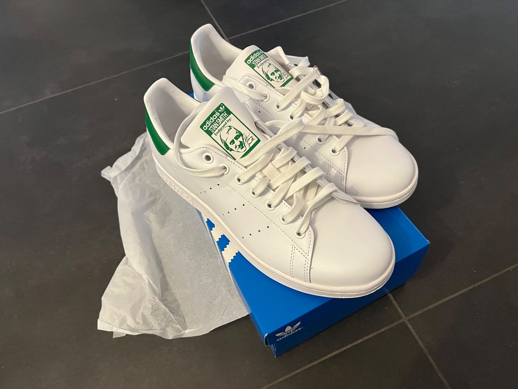 Adidas Scarpe da uomo: Paire de Stan Smith neuve – Nuovo e nell'imballaggio originale da Montmollin venduto da ear_y77v