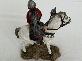 Schöne KERAMIK-RITTER-FIGUR mit Schild / Vintage