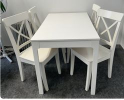 Ausziehbarer weisser Esstisch aus Holz mit 4 Stühlen