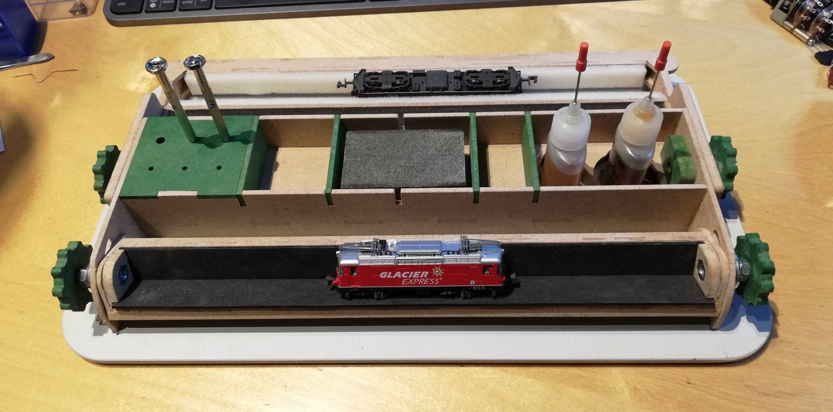 Modellini di ferrovie: Serviceliege für Spur N Modelle – Nuovo e nell'imballaggio originale da Bettlach venduto da Natan3 3