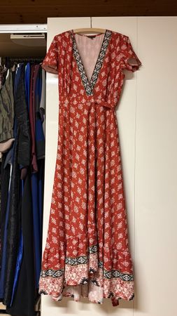 Maxikleid rot-weiss gemustert Grösse M wie neu