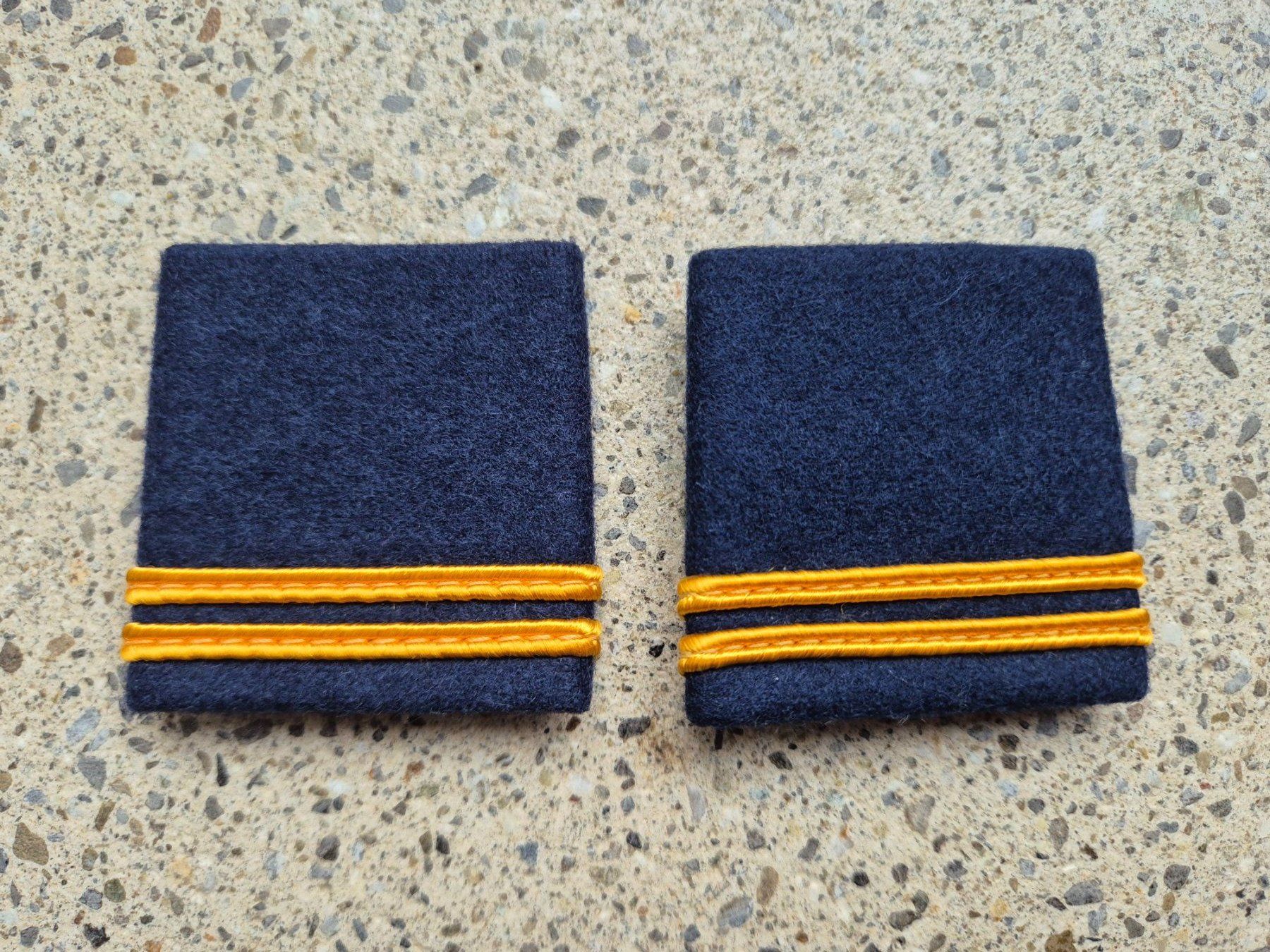 Schweizer Armee Placchette & Badge: * Gradabzeichen Patten Set Oberleutnant Luftwaffe * – Nuovo e nell'imballaggio originale da Riedholz venduto da fr_sIruP