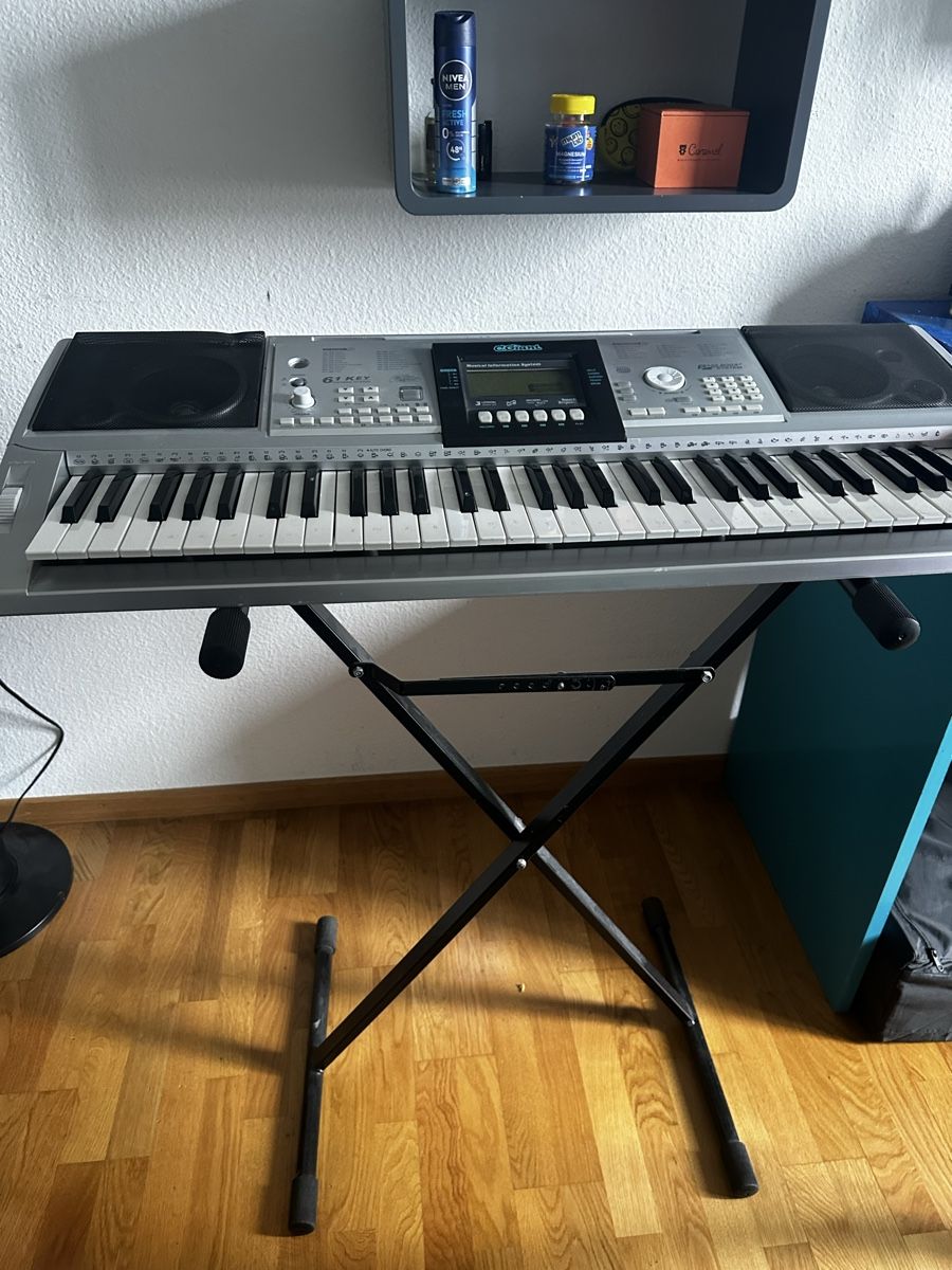 C.Giant Strumenti musicali: Keyboard C.Giant inklusiv Ständer – Usato da Zürich venduto da estela22 1