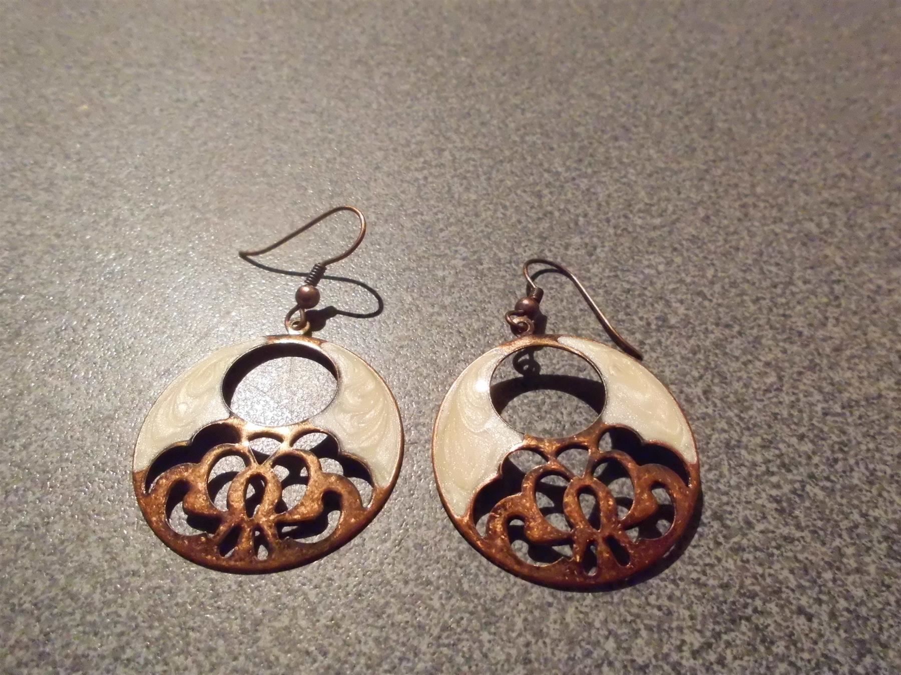 Boucles d'oreille: Ohrringe rund, weiss/Kupferfarbig – D'occasion à Zürich par abraxas1291