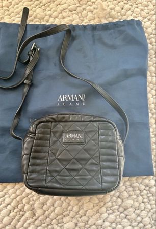 ARMANI JEANS CROSSBODY BAG- SCHWARZ GESTEPPT