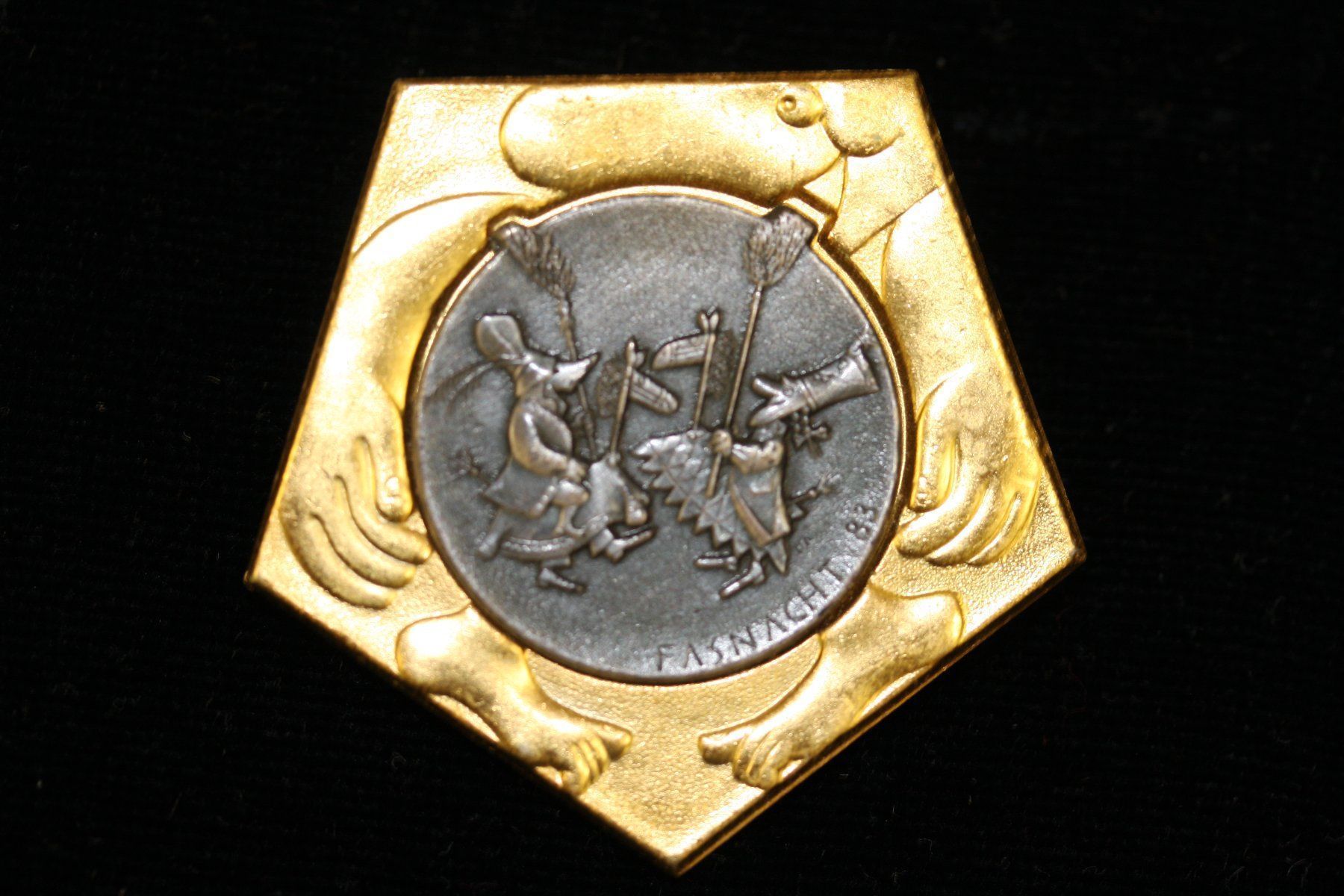 Basler Placchette & Badge: Fasnacht 1983 Gold – Usato da Allschwil venduto da Schluurbi605