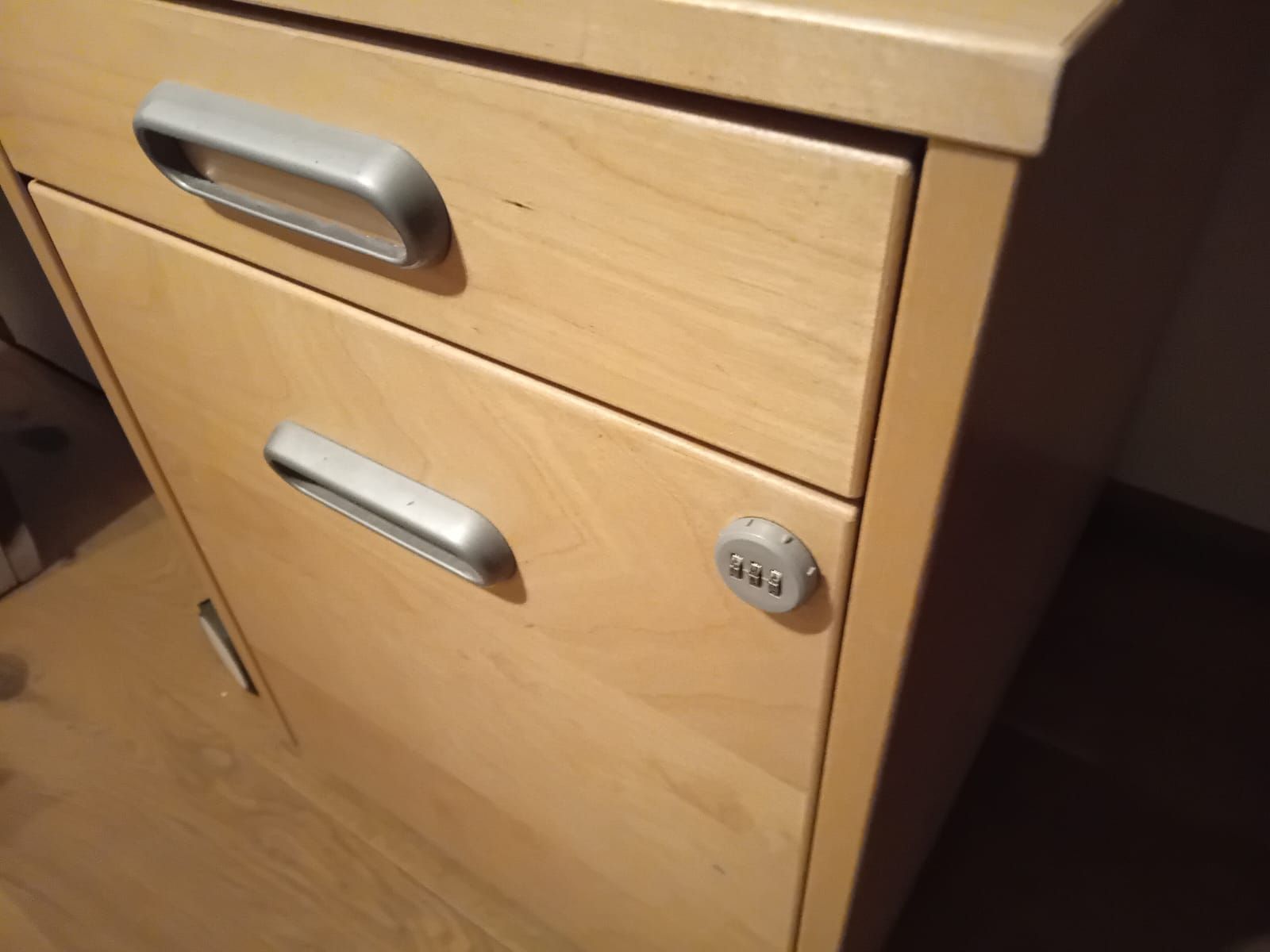Schreibtische: Schreibtisch-Kombi – Defekt aus Aeschi SO von git_l8rn 2