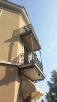 Eine ganze, historische Balkonanlage
