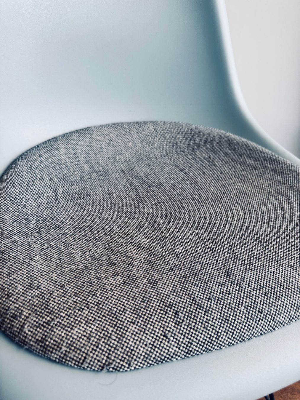 Vitra Sedie: ORIGINAL VITRA EAMES PLASTIC ARMCHAIR Eisgrau m. Sitzpolster – Usato da Ennetbaden venduto da DanielCPH 3