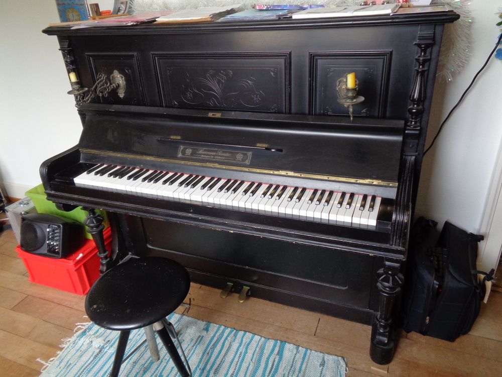 Schönes antikes Klavier zu verkaufen Kaufen auf Ricardo