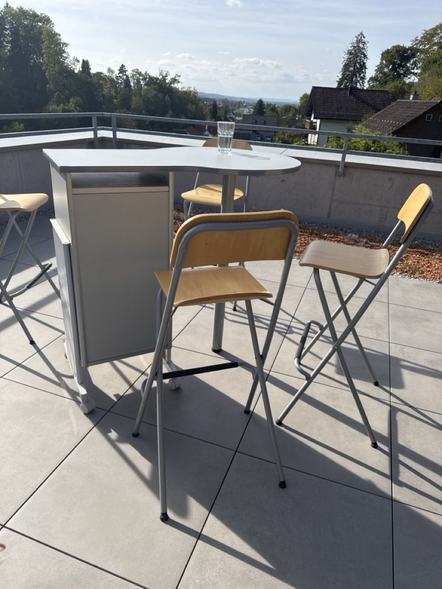 Allestimento di negozi e stand fieristici: Bar , Theke mit vier Barhocker – Usato da Frauenfeld venduto da Most-Inder 2