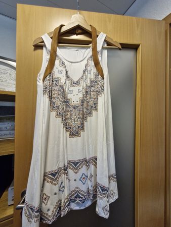 Kleid mit Tribal Muster und braunen Trägern Grösse S