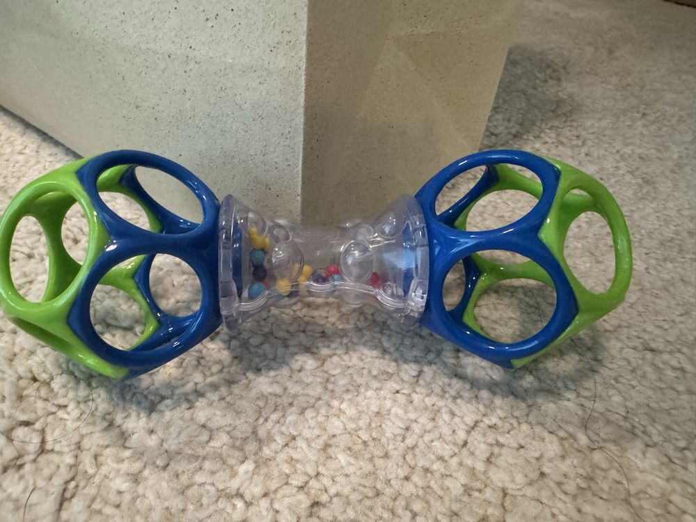 Jouets: Oball Rassel /Shaker, Spielzeug für Babys, Top Zustand – D'occasion à Küsnacht ZH par ToddyGinger
