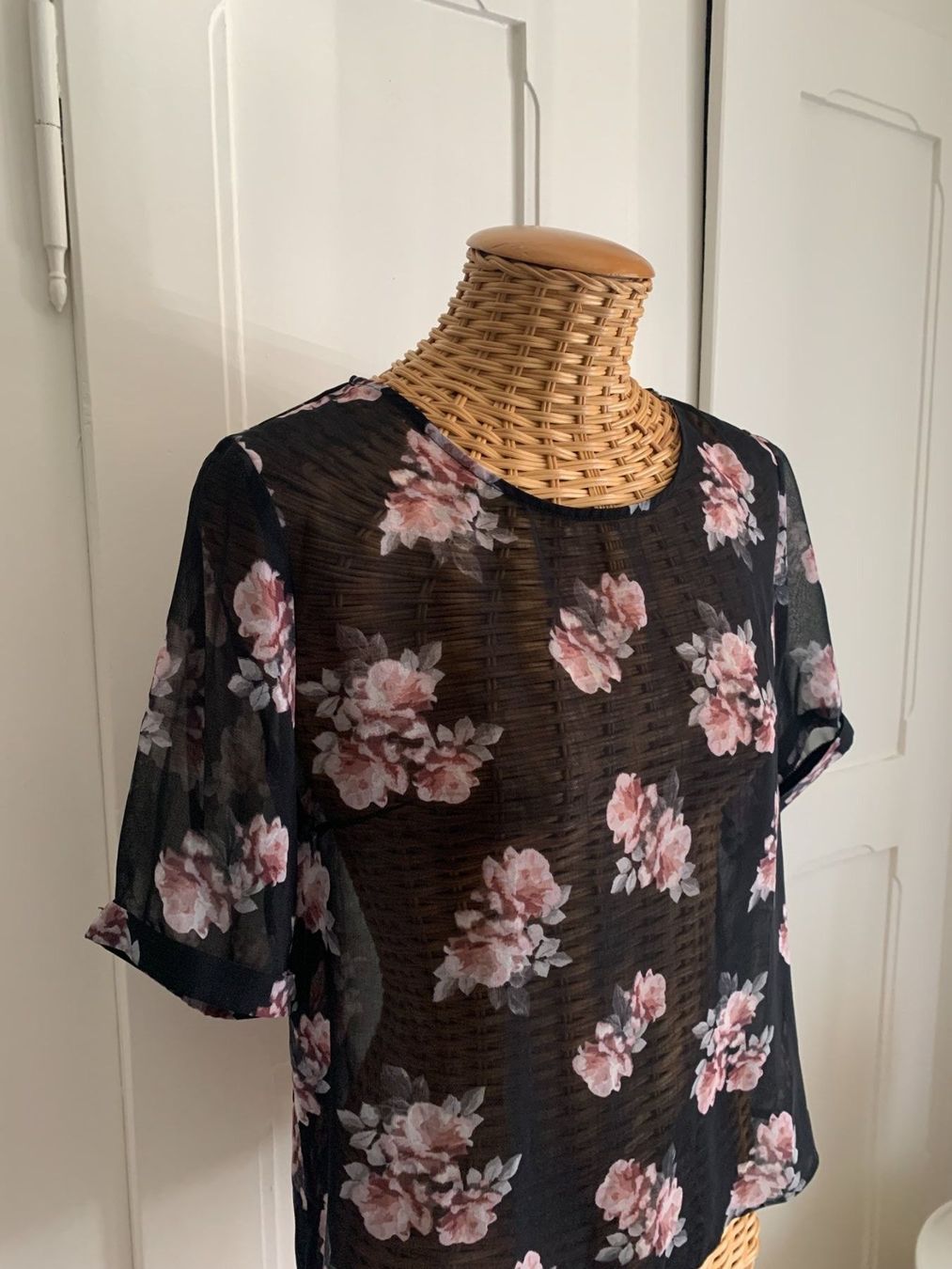 H&M T-shirt: Chiffon Shirt schwarz geblümt - 38 – Usato da Zürich venduto da Diazaio 1