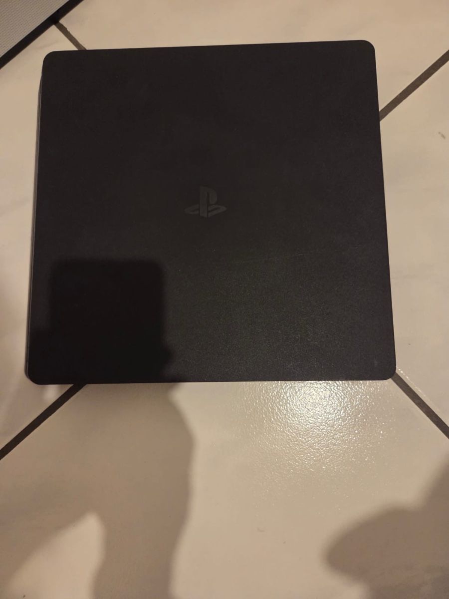 Sony Consoles: Console PlayStation 4 Slim noir bon état – D'occasion à St-Aubin FR par tia_h9sk