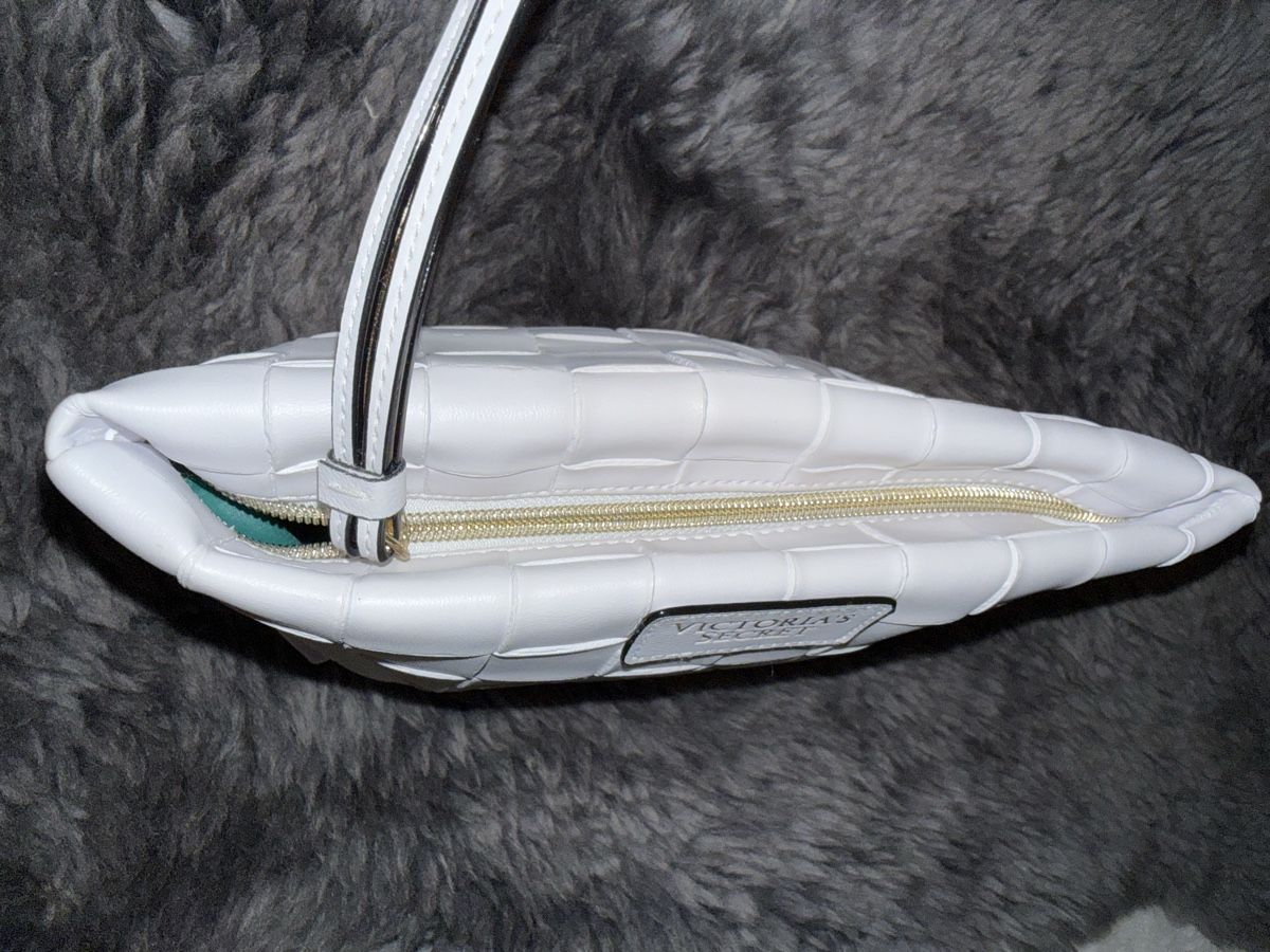 Victoria's Secret Borse: Victoria's Secret White Cosmetic Bag – Nuovo (secondo la descrizione) da Heerbrugg venduto da ines_lopez 6